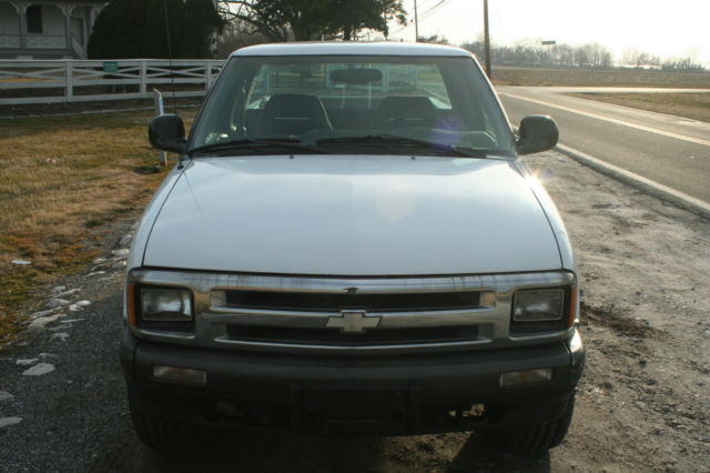 1994 White Chevrolet S-10 Extended Cab Pickup