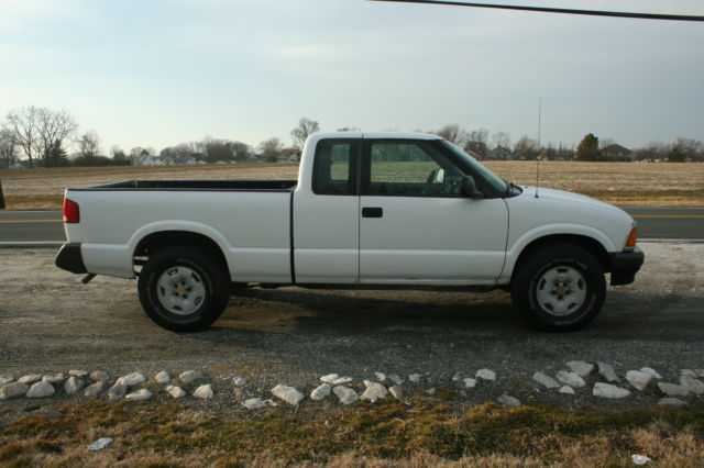 1994 White Chevrolet S-10 Extended Cab Pickup