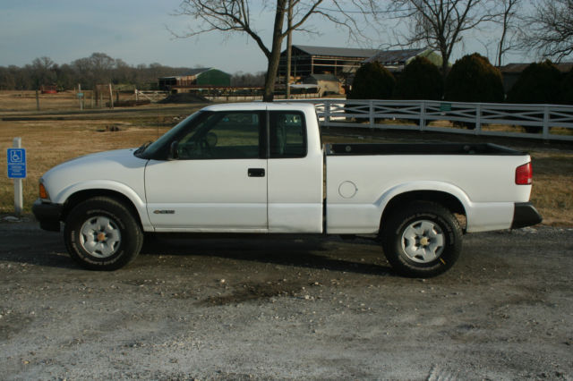 1994 White Chevrolet S-10 Extended Cab Pickup
