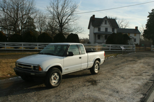 1994 White Chevrolet S-10 Extended Cab Pickup