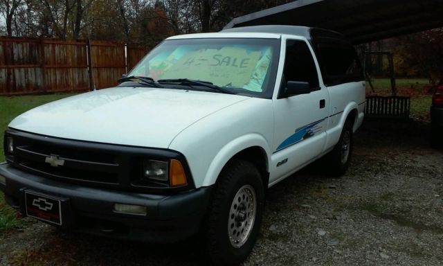1994 White Chevrolet S-10 Standard Cab Pickup