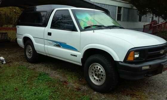 1994 White Chevrolet S-10 Standard Cab Pickup