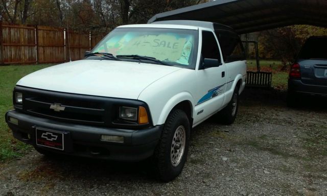1994 White Chevrolet S-10 Standard Cab Pickup