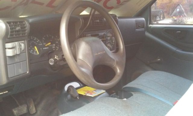 1994 White Chevrolet S-10 Standard Cab Pickup