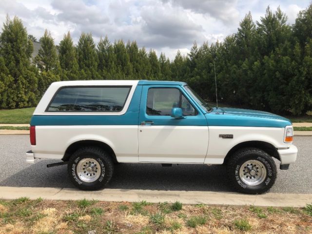 1994 White/ Blue Ford Bronco SUV