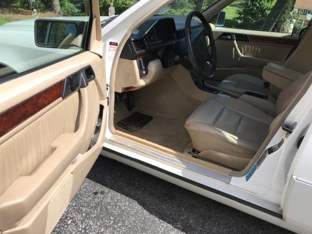 1994 White Mercedes-Benz 400-Series Sedan