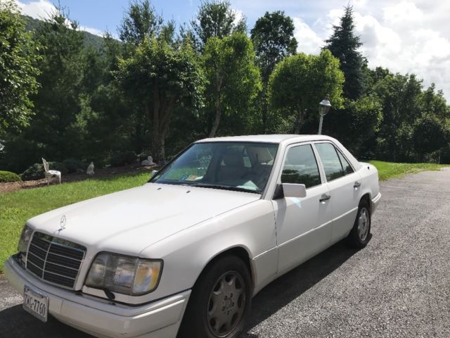 1994 White Mercedes-Benz 400-Series Sedan