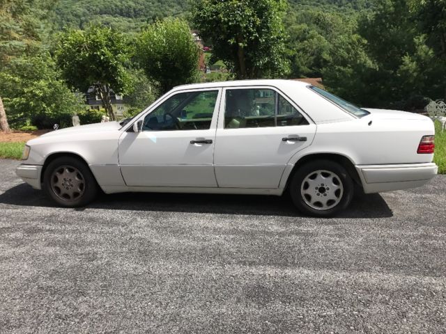 1994 White Mercedes-Benz 400-Series Sedan
