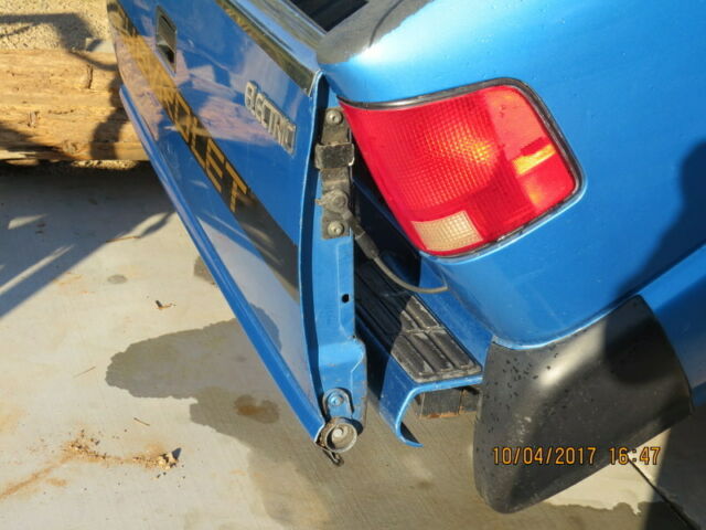 1994 Blue Chevrolet S-10 Extended Cab Pickup with Jump seats