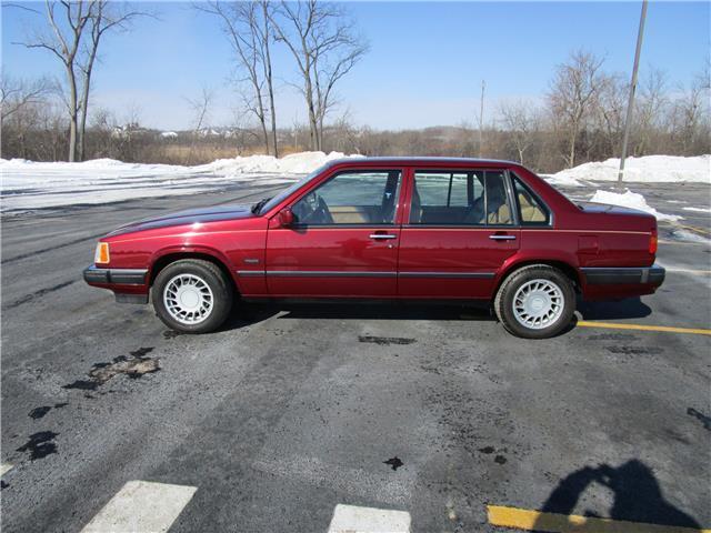1994 Maroon Volvo 900 --