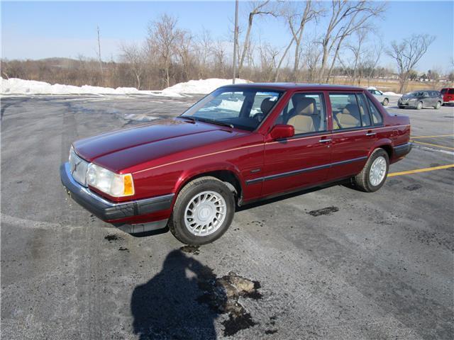 1994 Maroon Volvo 900 --