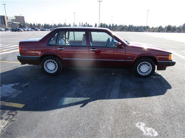 1994 Maroon Volvo 900 --