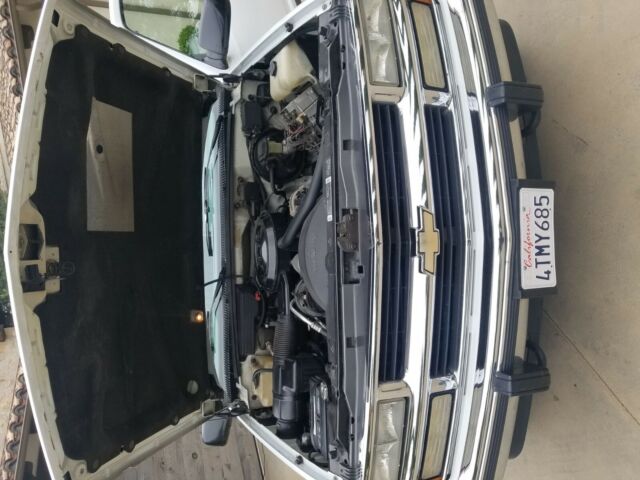 1994 White Chevrolet Suburban