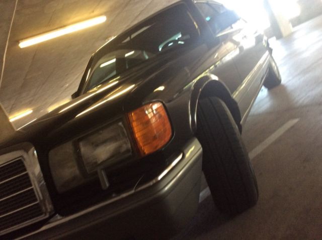 1987 Black Mercedes-Benz 500-Series Sedan