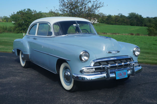 1952 White/Blue Chevrolet Deluxe Coupe