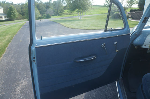 1952 White/Blue Chevrolet Deluxe Coupe