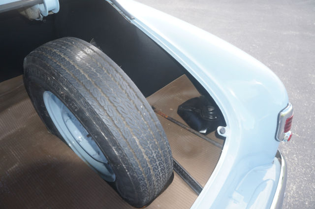 1952 White/Blue Chevrolet Deluxe Coupe