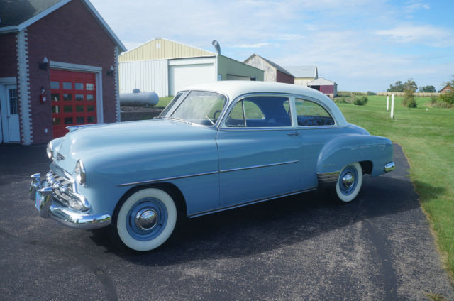 1952 White/Blue Chevrolet Deluxe Coupe