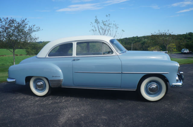 1952 White/Blue Chevrolet Deluxe Coupe