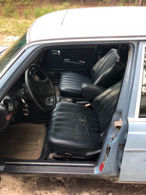 1980 Blue Mercedes-Benz 300-Series Sedan