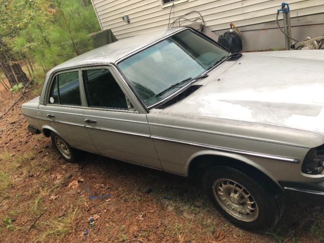 1980 Blue Mercedes-Benz 300-Series Sedan