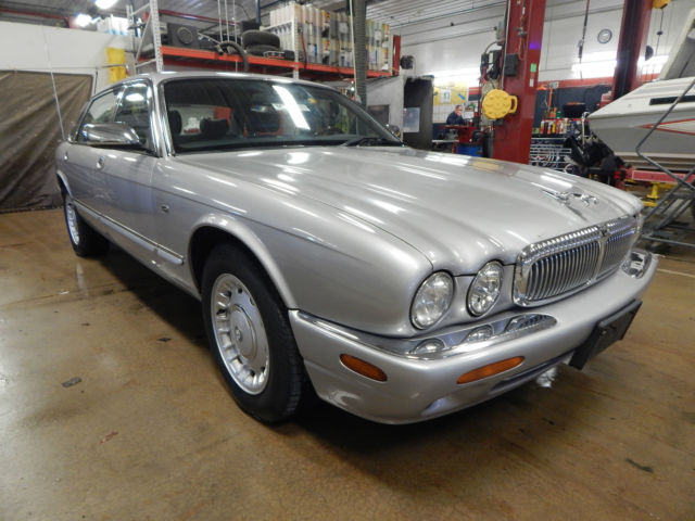1988 Silver Jaguar XJ8 Sedan