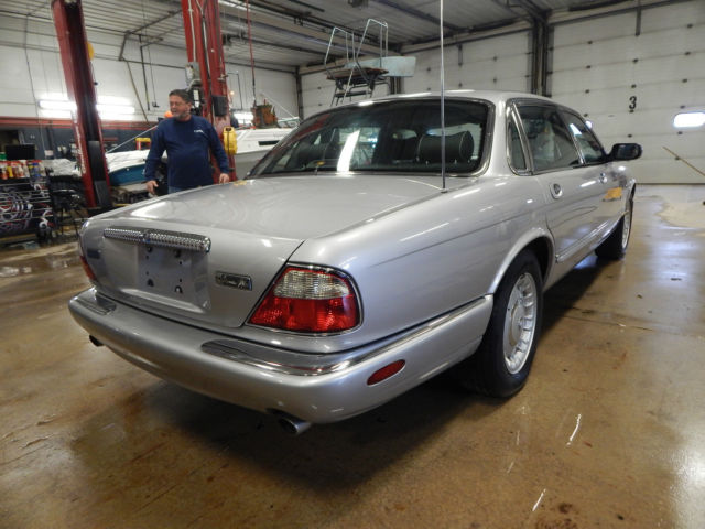 1988 Silver Jaguar XJ8 Sedan