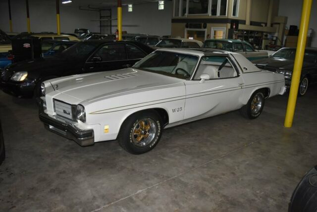 1975 White Oldsmobile Cutlass Coupe