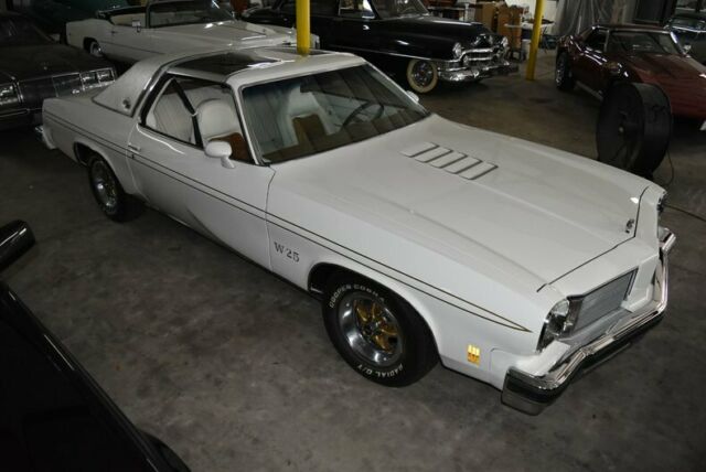 1975 White Oldsmobile Cutlass Coupe