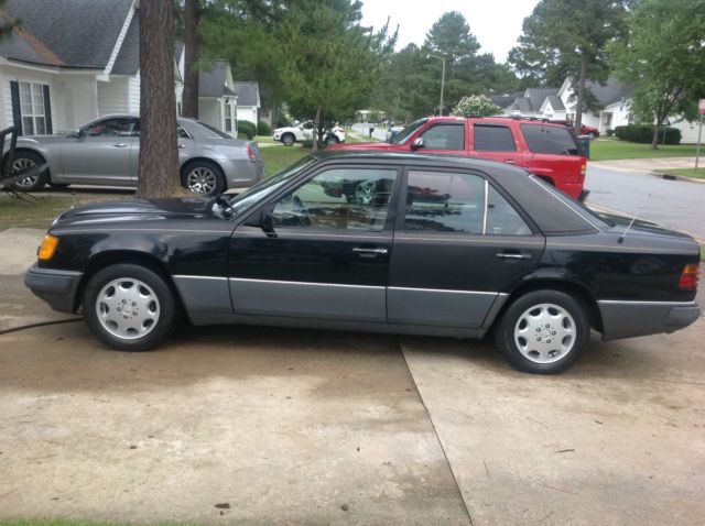 1993 Black Mercedes-Benz 300-Series Sedan