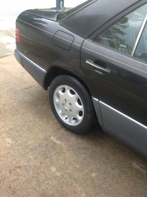 1993 Black Mercedes-Benz 300-Series Sedan