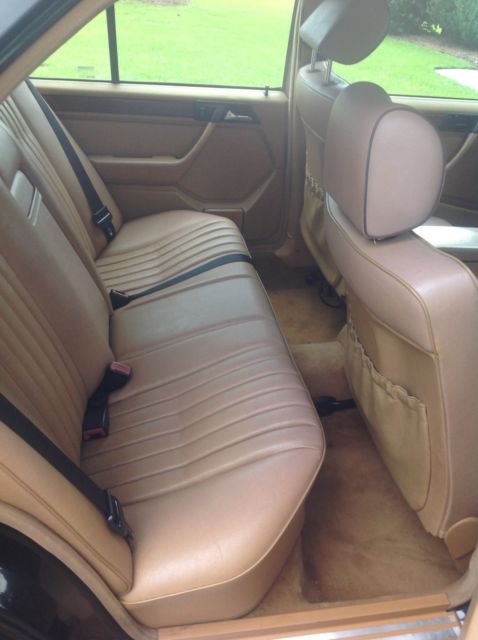 1993 Black Mercedes-Benz 300-Series Sedan