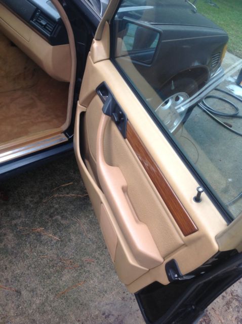 1993 Black Mercedes-Benz 300-Series Sedan