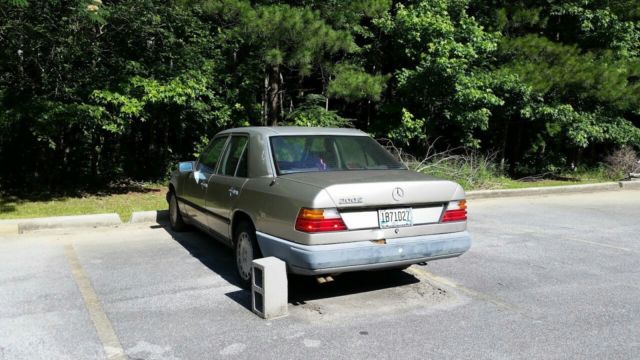 1989 Gold Mercedes-Benz 300-Series Sedan