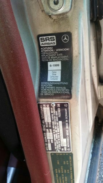 1989 Gold Mercedes-Benz 300-Series Sedan