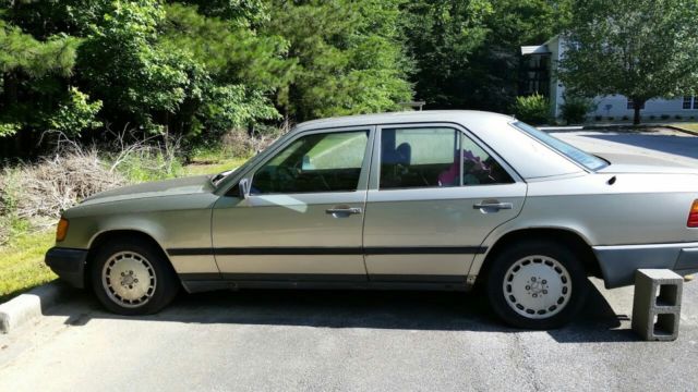 1989 Gold Mercedes-Benz 300-Series Sedan