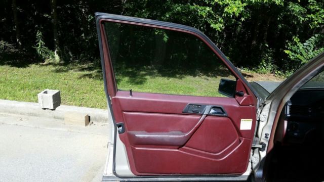 1989 Gold Mercedes-Benz 300-Series Sedan