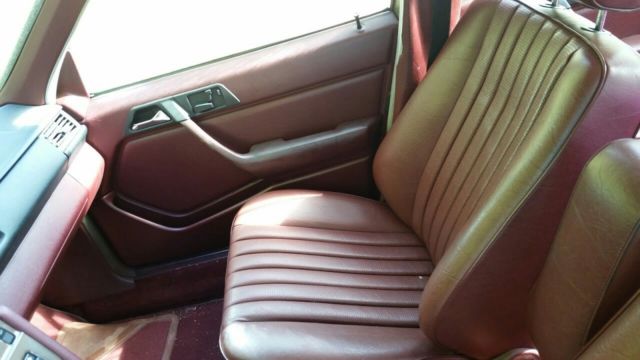 1989 Gold Mercedes-Benz 300-Series Sedan