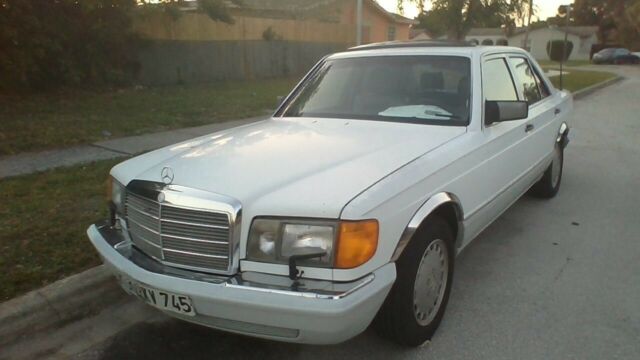 1990 White Mercedes-Benz 300-Series