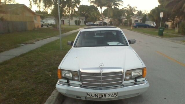1990 White Mercedes-Benz 300-Series