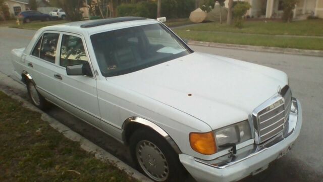 1990 White Mercedes-Benz 300-Series
