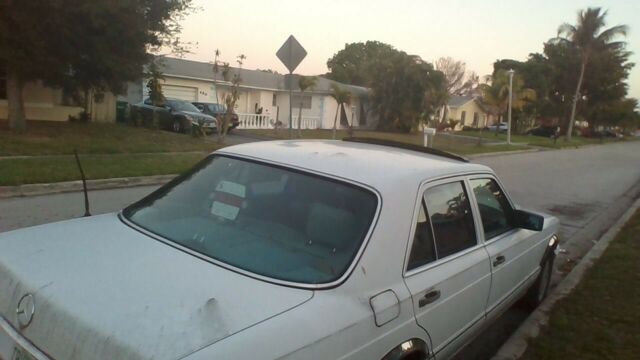 1990 White Mercedes-Benz 300-Series