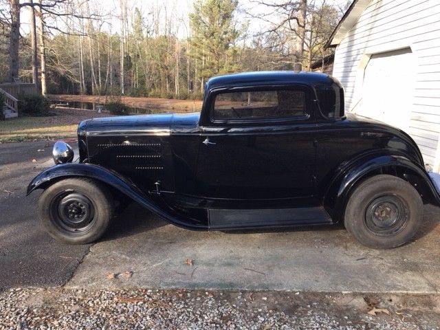 1932 black Ford 3 window coupe