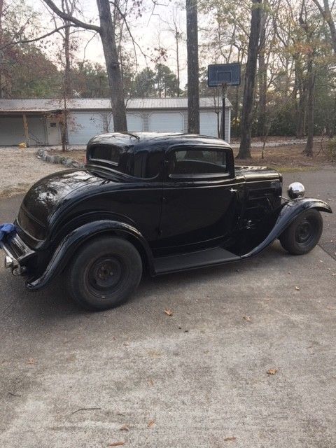 1932 black Ford 3 window coupe