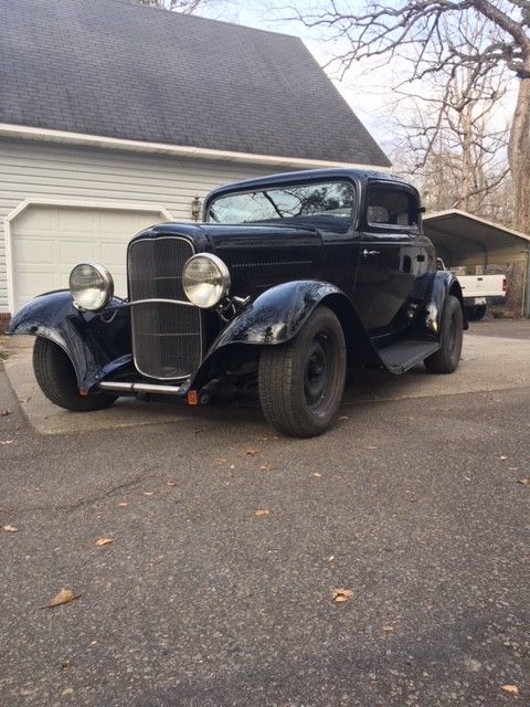 1932 black Ford 3 window coupe