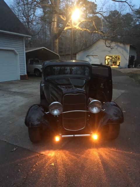 1932 black Ford 3 window coupe