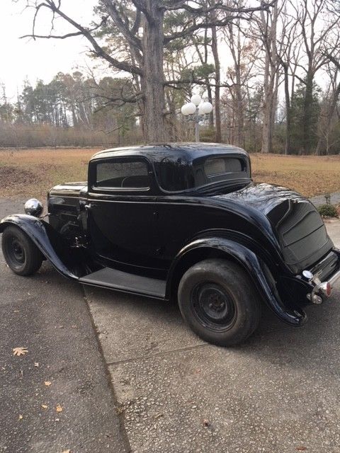 1932 black Ford 3 window coupe