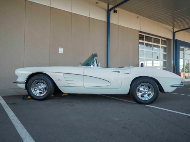 1961 White Chevrolet Corvette --