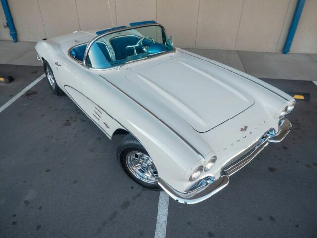 1961 White Chevrolet Corvette --