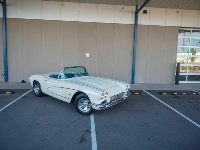 1961 White Chevrolet Corvette --